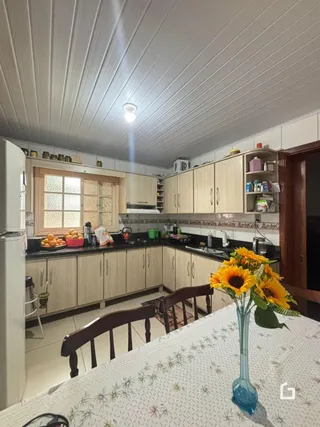 Quarto com armários de madeira e cabeceira de cama.