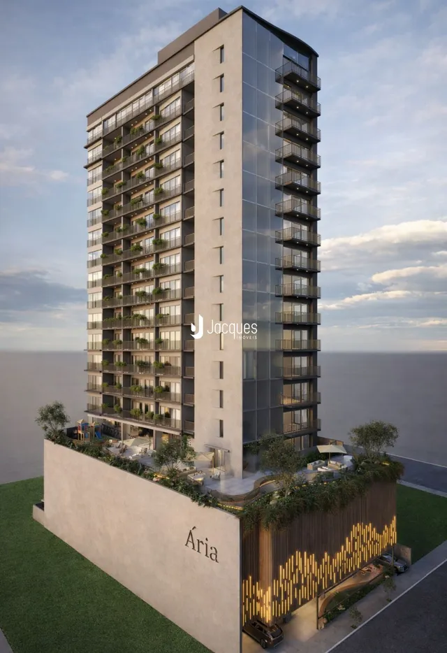 Fachada moderna de um prédio residencial com varandas voltadas para o oceano.