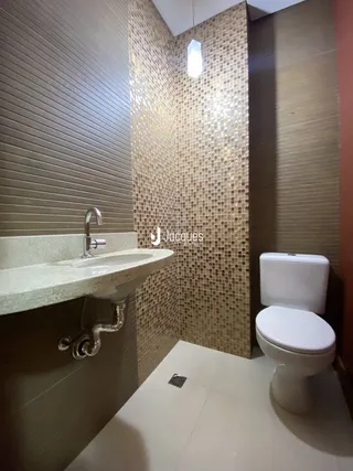Foto de um banheiro com pia e vaso sanitário.