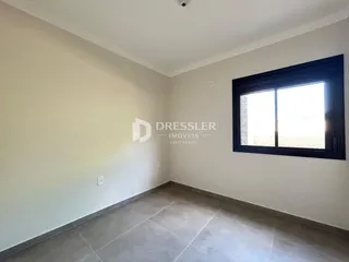 Vista interna de um cômodo com paredes brancas e piso de cerâmica.