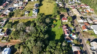 Vista aérea de uma área residencial em Lajeado, mostrando casas e vegetação.
