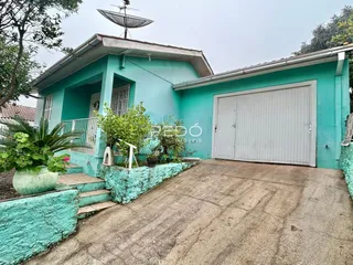Fachada de uma casa em Lajeado, Brasil, com garagem e jardim.