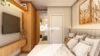 Quarto com cama grande e painel de madeira na sala de estar.