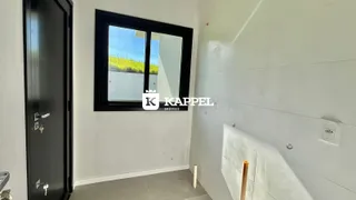 Uma foto de um cômodo interno com uma janela que dá para o exterior.
