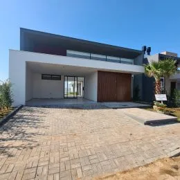 Fachada moderna de uma residência em Lajeado, Brasil.