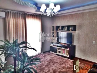 Sala de estar com cortinas e decoração interna.