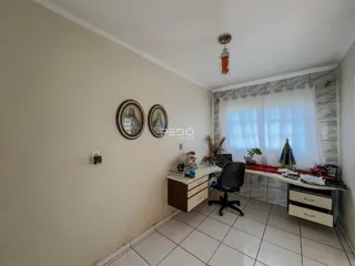 Foto interna de um cômodo com piso de cerâmica e janela.