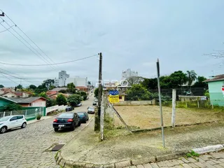Vista da rua e cerca de uma propriedade em Lajeado.