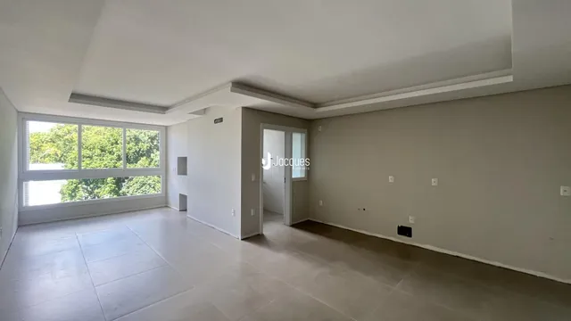 Sala de estar com grande janela de vidro.