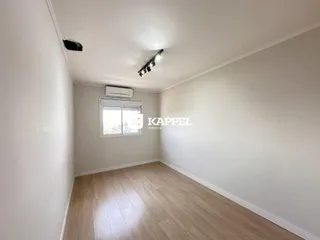 Foto de um cômodo interno com piso de madeira e ar-condicionado instalado.