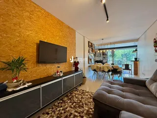 Sala de estar com parede de madeira e sofá moderno.
