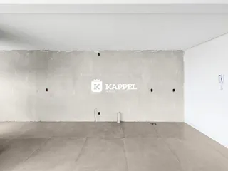 Foto de um cômodo vazio com paredes brancas e piso de cerâmica.