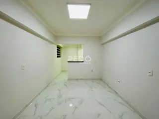 Hall de entrada com piso de mármore branco.