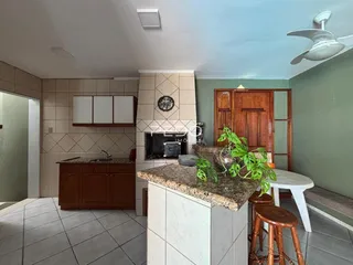 Foto de uma cozinha com armários de madeira e bancada de granito.