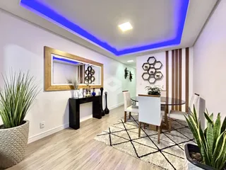 Sala de estar com piso de madeira e decoração moderna.