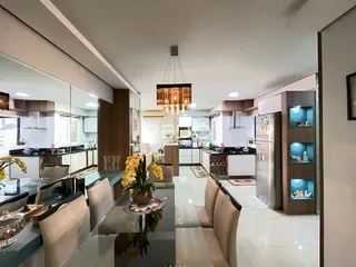 Uma sala de estar com acabamentos modernos e piso de cerâmica.