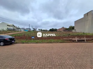 Fachada de uma propriedade em Lajeado, Brasil, mostrando o exterior com um muro e área pavimentada.