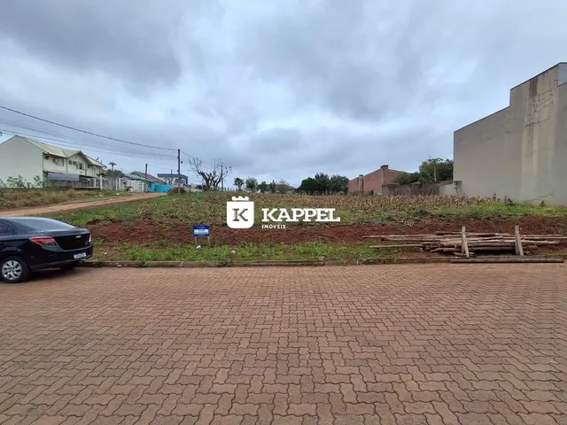 Fachada de uma propriedade em Lajeado, Brasil, mostrando o exterior com um muro e área pavimentada.