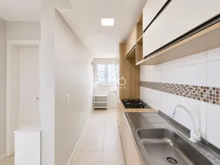 Corredor que leva à cozinha de um imóvel em Lajeado, Brasil.