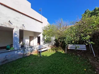 Fachada de uma residência com jardim gramado em Lajeado, Brasil.