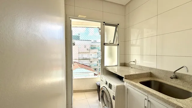 Vista da bancada e pia de um ambiente interno.