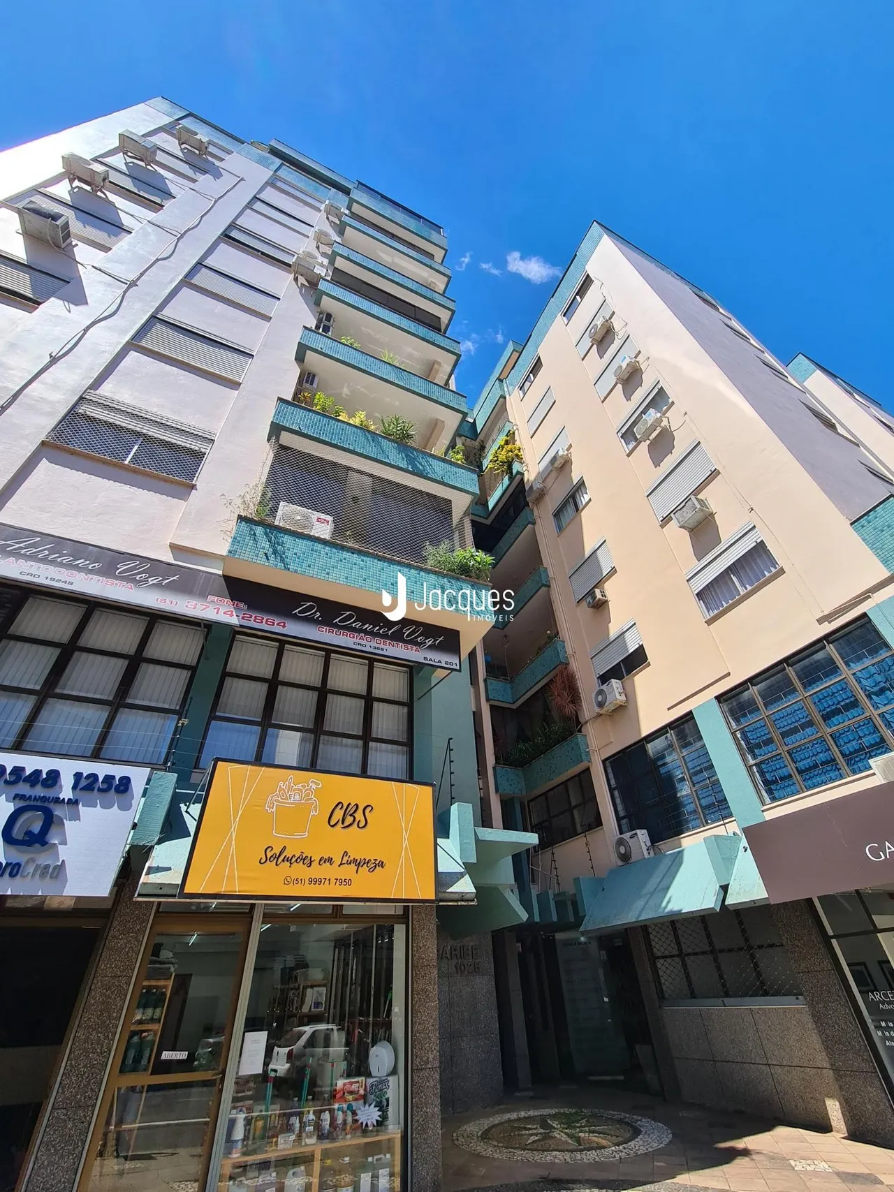 Fachada de um prédio residencial em Lajeado, Brasil, com dois edifícios conectados.