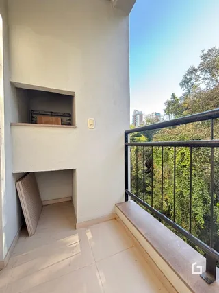 Varanda com vista para a vegetação.