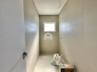 Foto do corredor interno de uma residência.