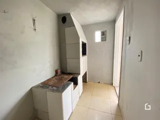 Imagem de um interior com paredes brancas e piso de cerâmica.