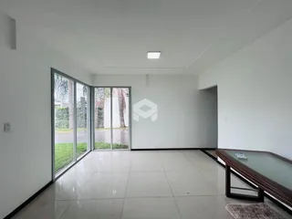 Espaço interno amplo com piso de cerâmica e portas de vidro que dão acesso ao exterior.