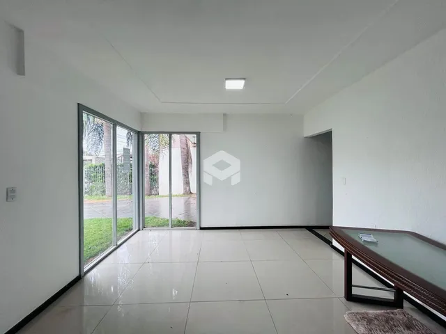 Espaço interno amplo com piso de cerâmica e portas de vidro que dão acesso ao exterior.