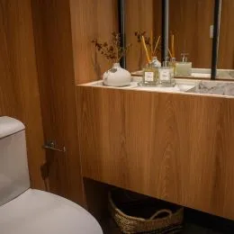 Detalhe de painel de madeira em um ambiente interno.