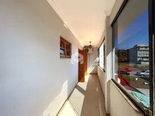 Corredor interno de um imóvel em Lajeado, Brasil.