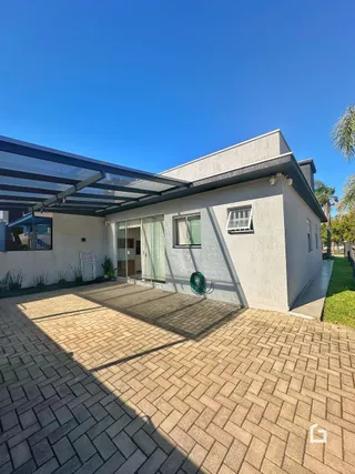 Fachada moderna de uma residência com piso de tijolos em Lajeado, Brasil.
