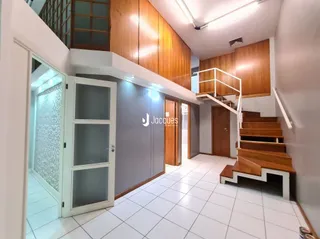 Interior de uma sala com armários de madeira e piso cerâmico.