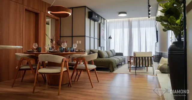 Ambiente interno com mesa de jantar de madeira e piso de madeira.