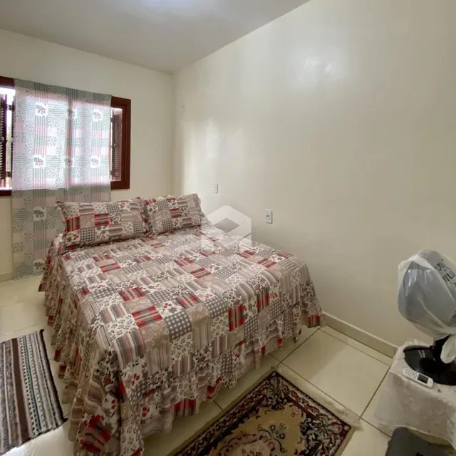 Quarto com cama e janela em um imóvel no Brasil.