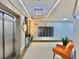 Ambiente interno de uma sala de estar moderna com piso claro e detalhes em madeira.