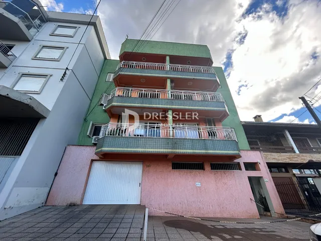 Fachada de um prédio residencial em Lajeado, Brasil, com varandas.