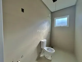 Foto de um banheiro simples em uma propriedade no Brasil.