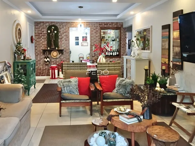 Sala de estar com paredes de tijolo aparente e mobiliário de madeira.