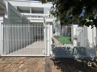 Fachada de uma residência em Lajeado com portão branco.