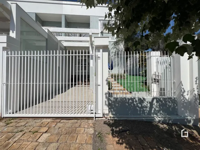 Fachada de uma residência em Lajeado com portão branco.