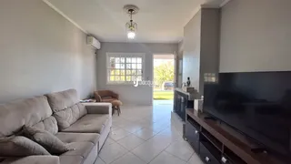 Sala de estar com sofá e janela iluminada.