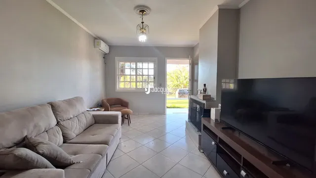 Sala de estar com sofá e janela iluminada.