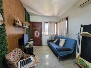 Foto de uma sala de estar com sofá azul e decoração de madeira.