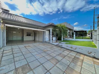 Fachada de uma casa em Lajeado, Brasil, com área pavimentada à frente.