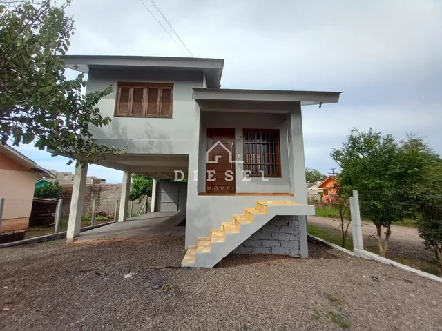 Fachada de uma casa em Lajeado, Brasil, com entrada e escadaria externas.