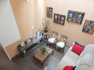 Sala de estar com sofá e piso de madeira.