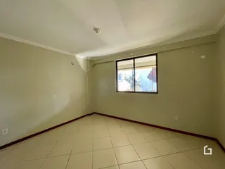 Vista interna de uma sala com piso de cerâmica clara.